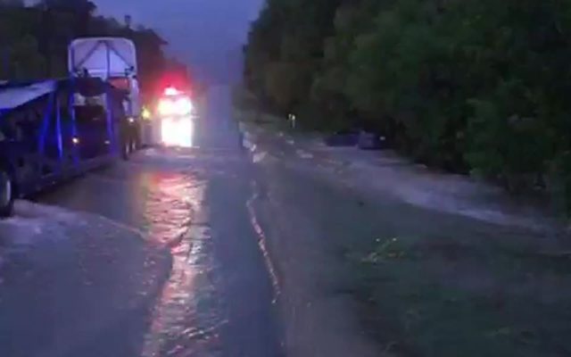Rescates, calles inundadas e incendios provocados por rayos dejan las tormentas de la madrugada en el Este de Texas