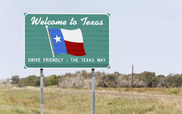 Planea gobernador de Texas abrir salones de belleza y restaurantes en Mayo