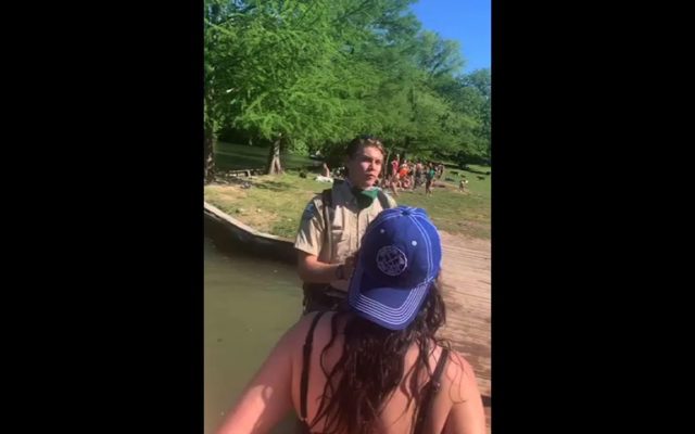 Empujan al agua a Texas Ranger por exigir distanciamiento social