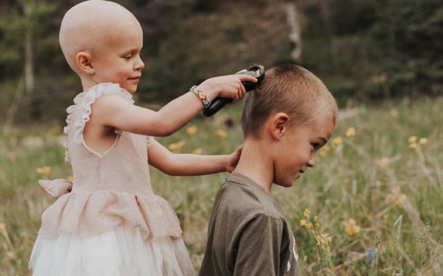 Deja que su hermana con cancer le rape la cabeza como forma de apoyo a ella.