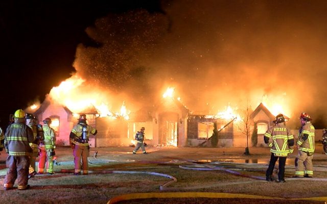 Rayos, la posible causa de incendio de dos casas en dos ciudades del Este de Texas