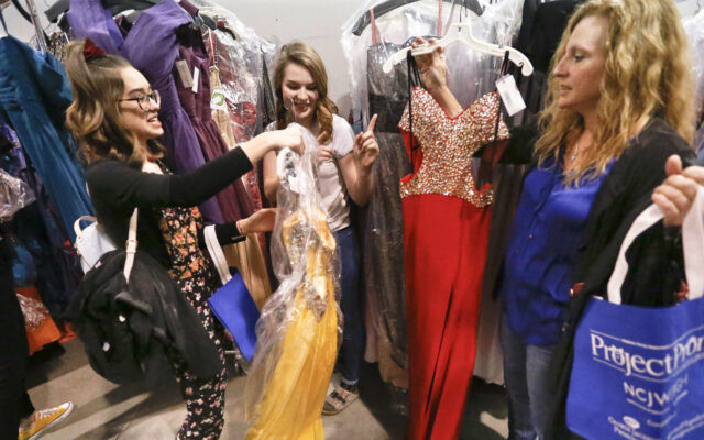 Prom Boutique este sábado en Longview; se regalarán 3,000 vestidos de graduación