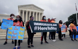 Tras suspender su aplicación ayer, la Corte Suprema permite hoy entrada en vigor de ley antiinmigrante de Texas